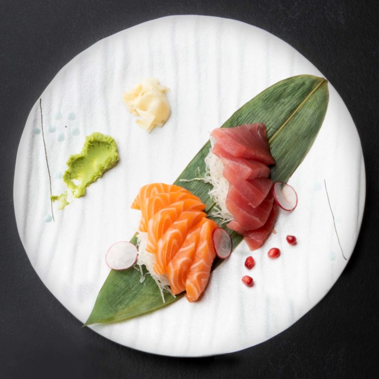 piatto sashimi di salmone e tonno con wasabi e zenzero