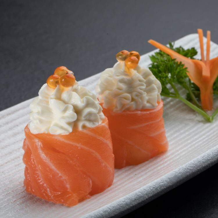 piatto sushi gunkan con salmone e formaggio