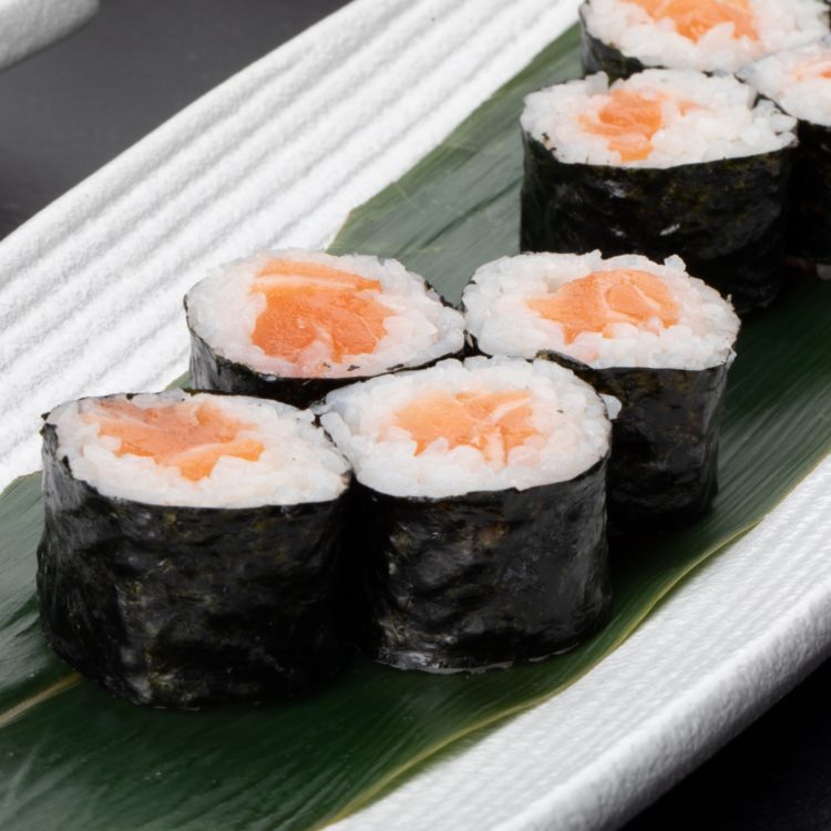 piatto con sushi hosomaki di salmone