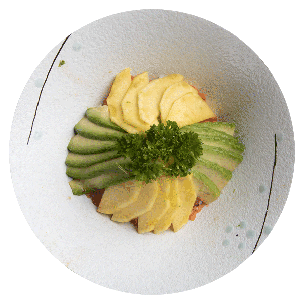 piatto di poke bowl con frutta esotica e verdure
