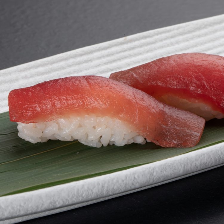 piatto con sushi nigiri di tonno