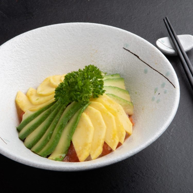 insalata poke bowl con frutta e verdura