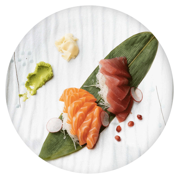piatto di sashimi di tonno e salmone con wasabi e zenzero