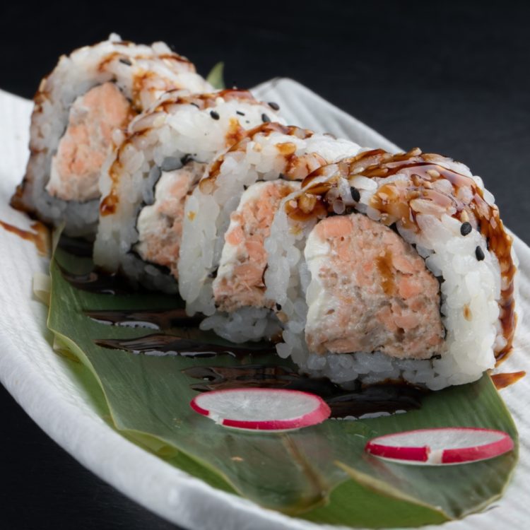 piatto sushi uramak con salmone