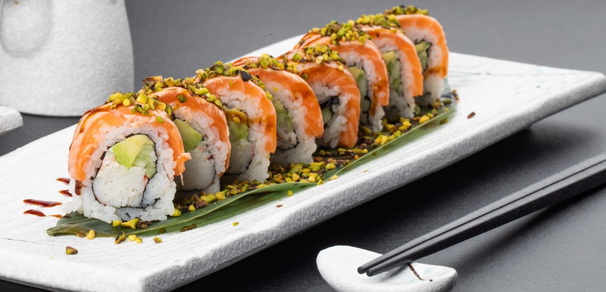 piatto sushi uramaki con salmone e avocado