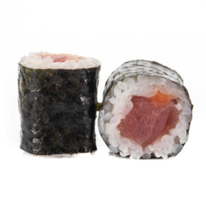 pezzo di sushi hosomaki di tonno con alga nori e riso