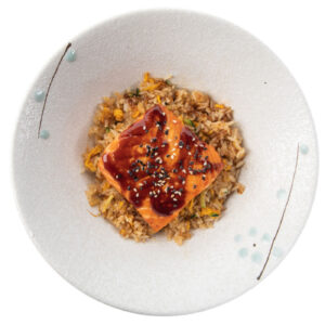 riso con fetta di salmone, verdure e salsa teriyaki