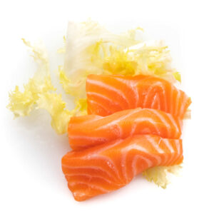 tagli di salmone sashimi crudo