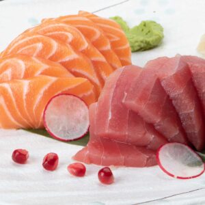 piatto con sashimi di tonno e salmone