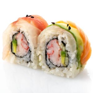 due roll di uramaki arcobaleno