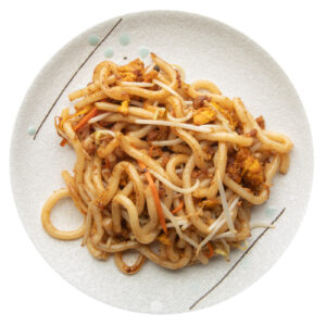 Yaki udon noodles con carne e verdure