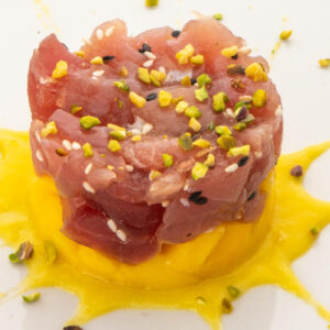 tartare tonno e pistacchio con salsa di mango