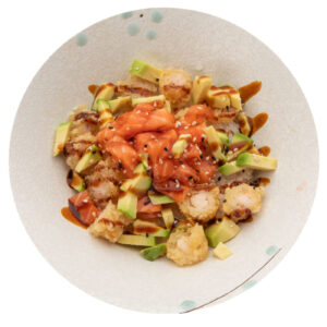Poke bowl con tempura di gamberi, salmone, avocado e salsa teriyaki su piatto fondo bianco con puntini celesti